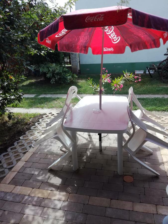 Plajbi Apartment Hajduszoboszlo Bagian luar foto